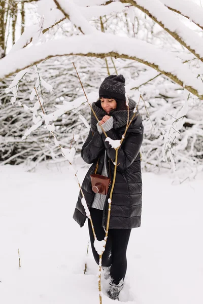 Girl in winter forest — Stock Photo, Image