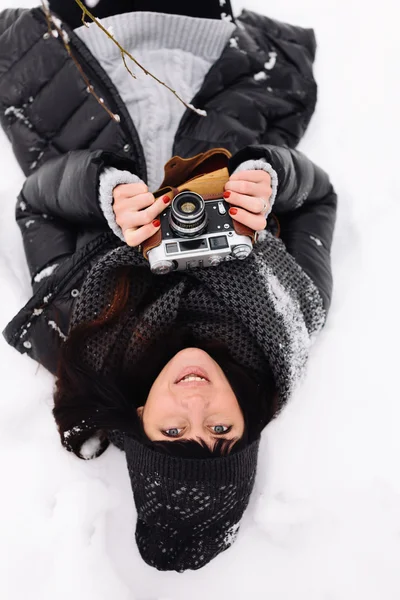 Mädchen im Winterwald — Stockfoto