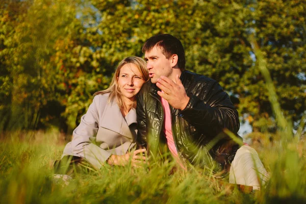 Junges schönes Paar — Stockfoto