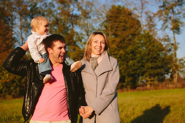 Familie im Park — Stockfoto