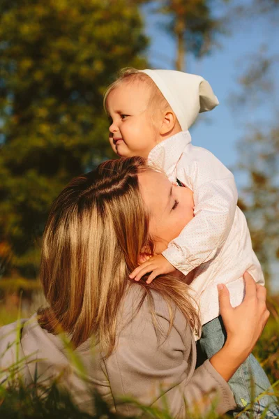 Mãe abraçando filha — Fotografia de Stock