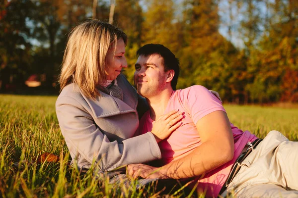 Jeune couple sur prairie — Photo