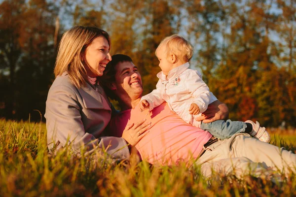 Family on the meadow — Stock Photo, Image