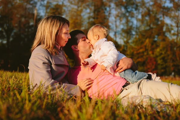 Familie auf der Wiese — Stockfoto