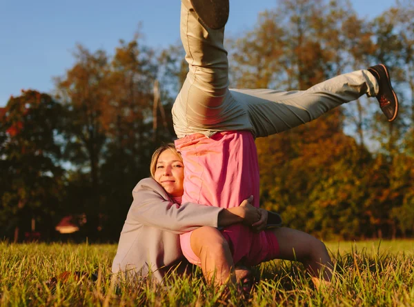 Paar gek rond — Stockfoto