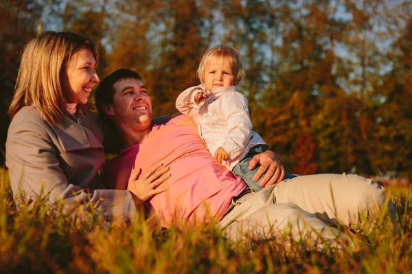 Familie auf der Wiese — Stockfoto