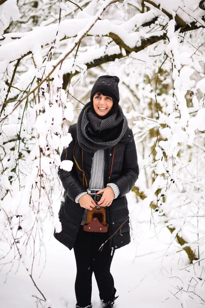 शीतकालीन जंगल में मुस्कुराते ब्रुनेट महिला — स्टॉक फ़ोटो, इमेज