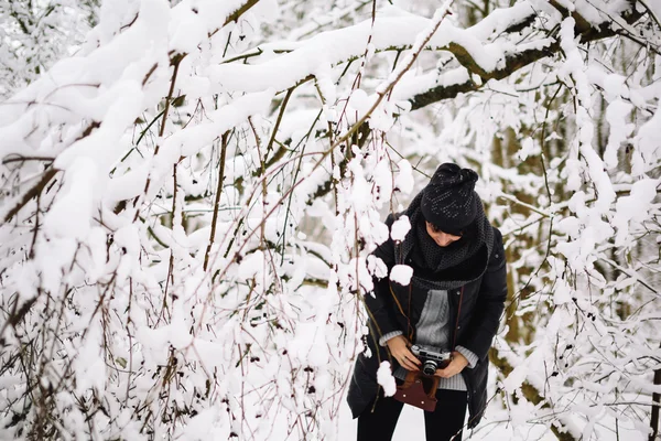 Tjej smyger genom vintern skogen — Stockfoto