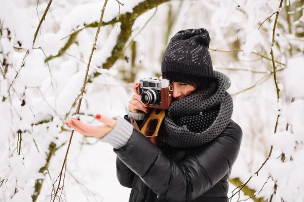 Flicka fotograferade i snöiga skogen — Stockfoto