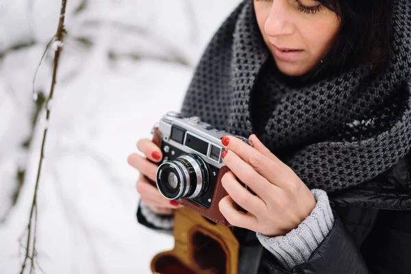 Bella ragazza bruna con una fotocamera vintage — Foto Stock