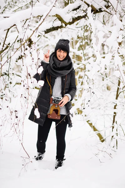 Leende brunett kvinna i vinter skog — Stockfoto