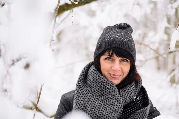 Portrait of a beautiful girl in winter forest — Stock Photo, Image