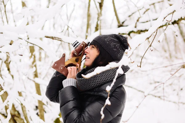 Flicka fotografier i vinter skog — Stockfoto