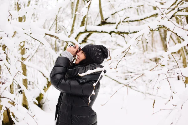 Girl photographs in winter forest — Stock Photo, Image