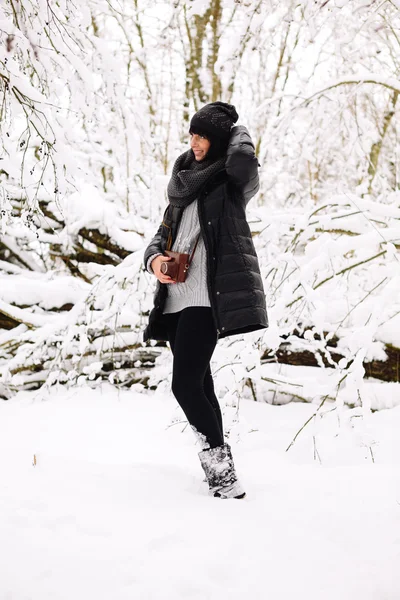 Leende brunett kvinna i vinter skog — Stockfoto