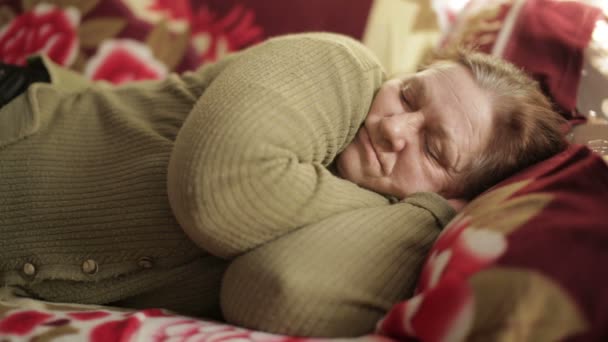 Бабушка спит — стоковое видео