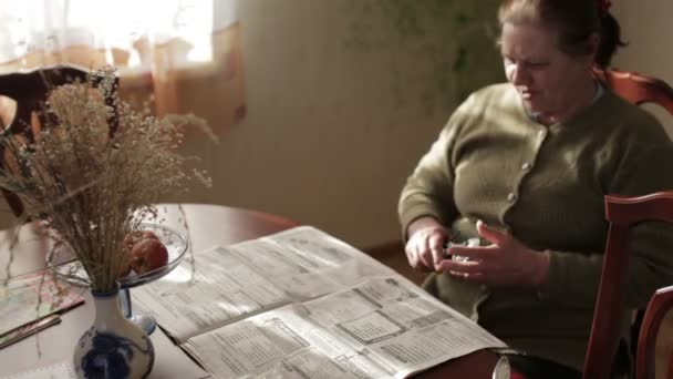 Abuela leyendo un periódico — Vídeos de Stock