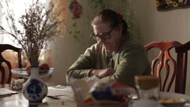 Бабушка читает газету — стоковое видео