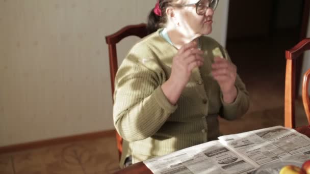 Grandmother reading a newspaper — Stock Video