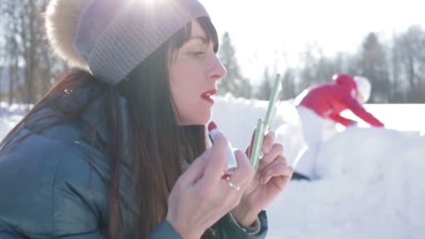 Flicka gäller läppstift — Stockvideo