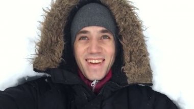 Adam kar düşüyor sahiptir