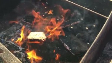 Ağır çekimde yanan ateşi