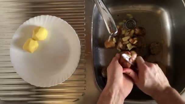 Чистка картофеля — стоковое видео