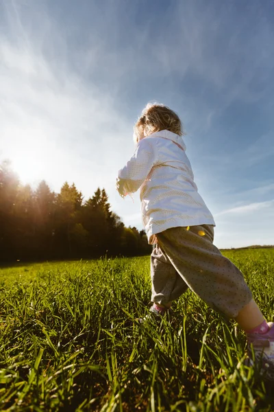 Little girl walks in the park — Stock Photo, Image