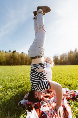 Adamın başında duran baba