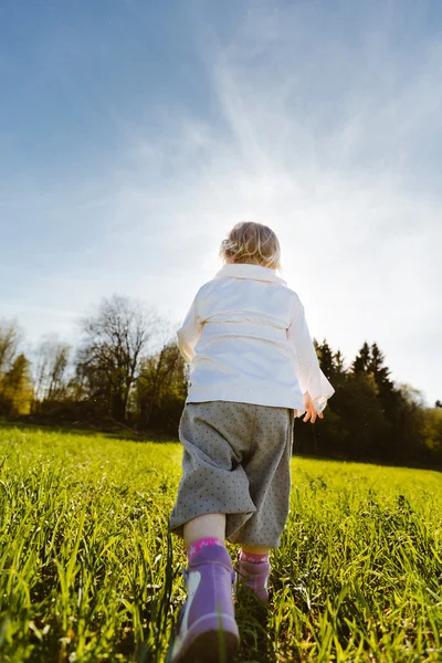 Little girl walks in the park — Stock Photo, Image