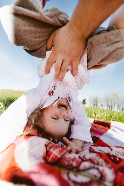 Küçük kız kafasına ayakta — Stok fotoğraf