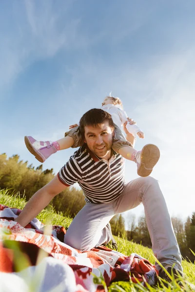 Dad with a daughter on his shoulders laughing — Stock Photo, Image