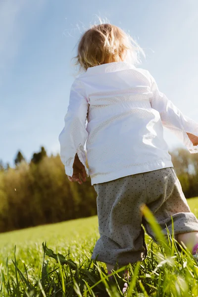 Little girl walks in the park — Stock Photo, Image