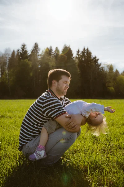 Father and daughter in the park — Stock Photo, Image