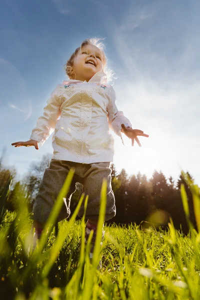 Little girl walks in the park — Stock Photo, Image