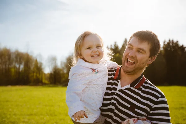 Vader en dochter in het park — Stockfoto