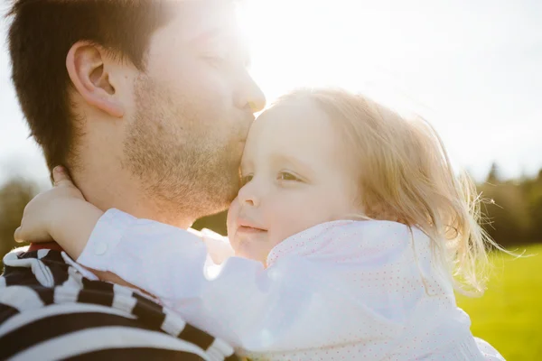 Vater und Tochter im Park — Stockfoto