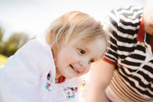 Vader en dochter in het park — Stockfoto