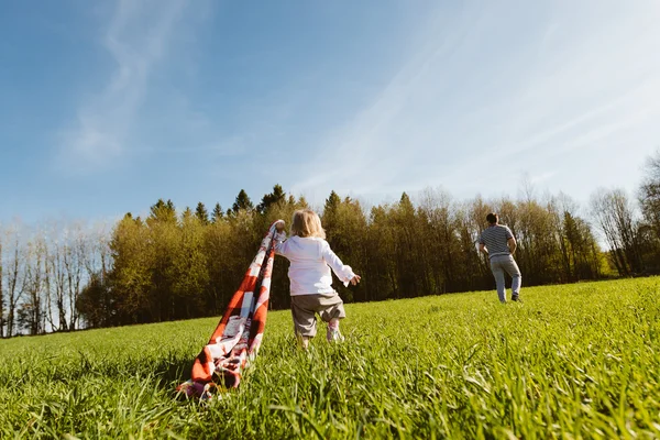 Baba ve kızı parkta. — Stok fotoğraf