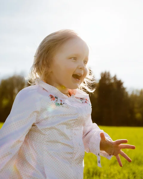 Little girl walks in the park — Stock Photo, Image