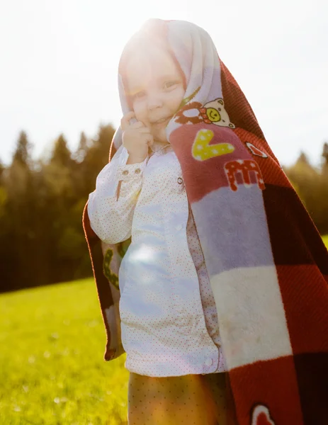 Gelukkig meisje gedekt zichzelf deken — Stockfoto