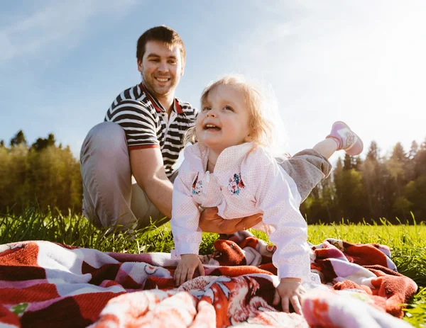 Father and daughter in the park — Stock Photo, Image