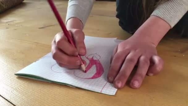 Kleines Mädchen zeichnet Zeitraffer — Stockvideo