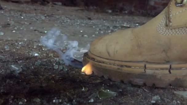 燃烧的黄色靴子 — 图库视频影像
