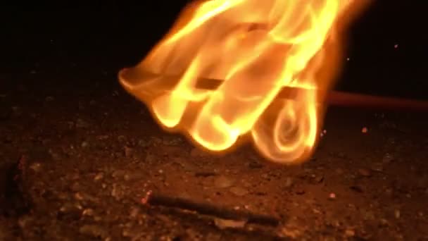 Brinnande pinne — Stockvideo