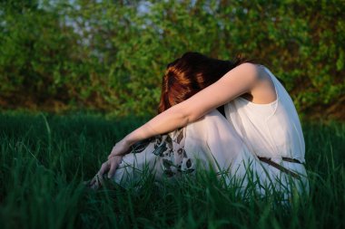 Beyaz elbiseli güzel kız.