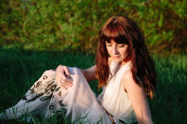 Beyaz elbiseli güzel kız.