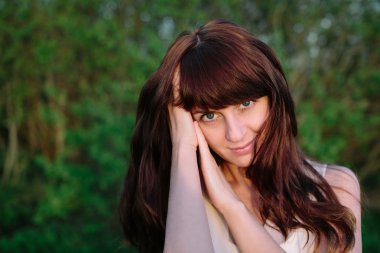 Yeşil gözlü güzel kız