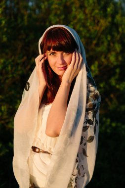 Beyaz elbiseli güzel kız.