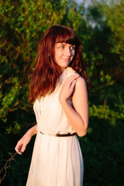 Beyaz elbiseli güzel kız